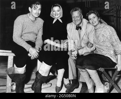 CLARK GABLE GENE TIERNEY Direttore DELMER DAVES e sua moglie MARY LAWRENCE sul set candid durante le riprese in Inghilterra di NEVER LET ME GO 1953 regista DELMER DAVES dal romanzo come The Dawn di Paul Winterton produttore Clarence Brown Metro Goldwyn Mayer Foto Stock