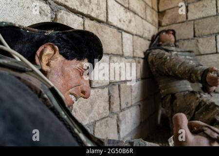 Manichini armeni in catene nel Trophy Park, Baku, Azerbaigian. 16.06.21 Foto Stock
