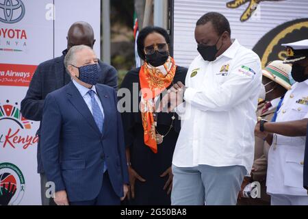 Nairobi, Kenya. 24 Giugno 2021. il presidente del Kenya, Uhuru Kenyatta, guarda il suo orologio in compagnia della FIA (Fédération Internationale de l'Automobile), del presidente Jean Todt e del ministro dello sport Amina Mohammed durante la cerimonia ufficiale di sfogo del World Rally Championship (WRC) del 2021 presso i terreni del KICC a Nairobi. Il safari rally fa una rimonta dopo 19 anni di pausa. Credit: SOPA Images Limited/Alamy Live News Foto Stock