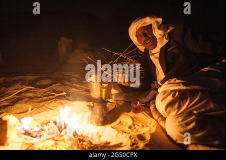 EGITTO, SINAI: Insieme a Bedouin Soliman al Ashrab della tribù Mzaina, 2 cammelli e 2 cani ho camminato per quattro giorni attraverso il deserto vicino a. Foto Stock