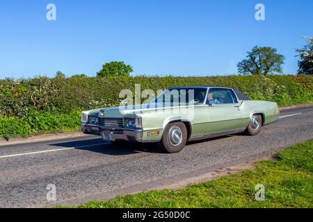 1970 70s 1970 Green American Cadillac Eldorado 8200cc in rotta per Capesthorne Hall Classic May car show, Cheshire, UK Foto Stock