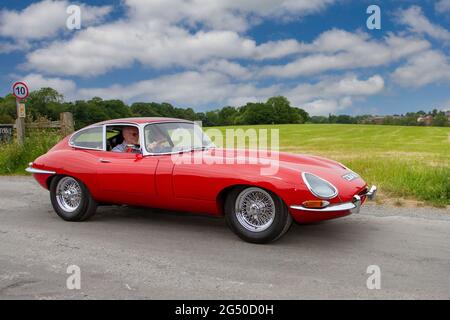 1962 60s anni sessanta Jaguar e-Type Red e Type Jaguar in viaggio per una mostra di auto d'epoca e classica presso Heskin Hall, Lancashire, Regno Unito Foto Stock