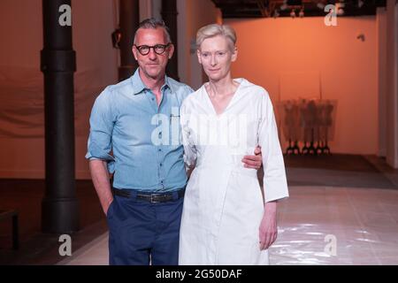 Roma, Italia. 24 Giugno 2021. Attrice e performer britannici Tilda Swinton e Olivier Saillard durante l'anteprima della performance 'Immerging Pasolini' a Roma, Italia, il 24 giugno 2021. (Foto di Matteo Nardone/Pacific Press/Sipa USA) Credit: Sipa USA/Alamy Live News Foto Stock