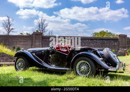 MG TF-1500 aperto due posti auto sportiva in nero con un interno rosso, costruito tra il 1936 e il 1955 parcheggiato dal fiume Nene alla periferia di Roade, No Foto Stock