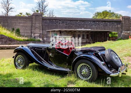 MG TF-1500 aperto due posti auto sportiva in nero con un interno rosso, costruito tra il 1936 e il 1955 parcheggiato dal fiume Nene alla periferia di Roade, No Foto Stock