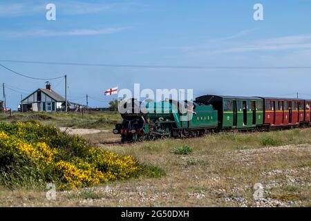 La Steam loco Southern Maid, della ferrovia Romney, Hythe & Dymchurch che attraversa la periferia della Dungeness Easte, Kent, Regno Unito. Foto Stock