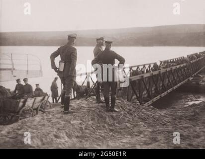 Periodo della prima guerra mondiale. La sua eccellenza von Mackensen. Attraversando il Danubio sul lato Roumanian. Impero tedesco. 1917-1918 Foto Stock