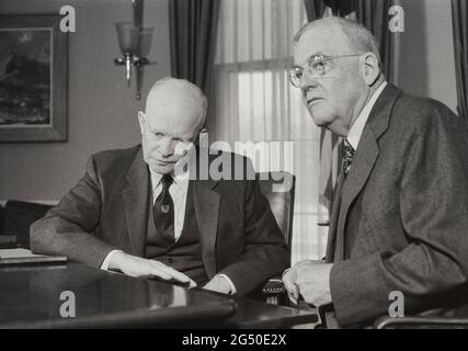 IKE (Dwight D. Eisenhower) e Dulles (John Foster Dulles, 52° Segretario di Stato degli Stati Uniti) nell'ufficio di Ike. 11 dicembre 1957 Foto Stock