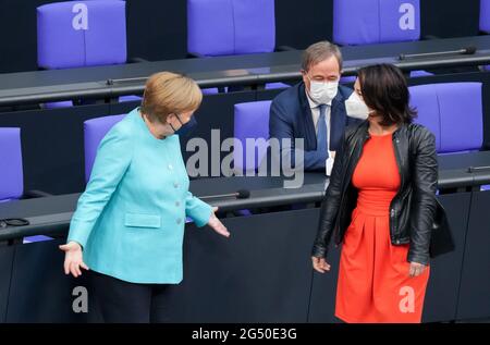 24 giugno 2021, Berlino: Il Cancelliere Angela Merkel (CDU, l) accoglie Annalena Baerbock (r), candidato alla cancelliera e alla leader federale di Bündnis 90/Die Grünen, e Armin Laschet, candidato della CDU al Cancelliere, leader federale della CDU e Presidente del Ministro della Renania settentrionale-Vestfalia, all'inizio della sessione del Bundestag tedesco. L'argomento è una dichiarazione del governo sul prossimo Consiglio dell'UE. Tra gli altri temi vi sono un dibattito sulla commissione d'inchiesta Amri, risoluzioni sull'estensione delle missioni delle forze armate tedesche in Kosovo e in Libano e votazioni su numerose leggi, tra cui il clima Foto Stock