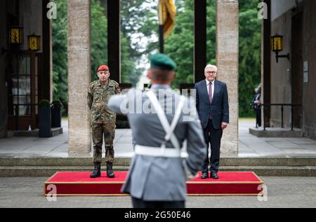 24 giugno 2021, Berlino: Il presidente federale Frank-Walter Steinmeier (r) visita il comando dei compiti territoriali della Bundeswehr a Berlino, dove viene accolto con onori militari alla presenza del comandante, il generale maggiore Carsten Breuer (l). Durante la pandemia di Corona, fino a 15,000 soldati hanno fornito contemporaneamente sostegno alle autorità e alle strutture civili, come gli uffici sanitari, nelle case di riposo e di anziani o nei centri di sperimentazione o vaccinazione. Il comando delle operazioni di soccorso si basa sul comando dei compiti territoriali della Bundeswehr a Berlino. Foto: Bernd von Jutrczenka/dpa Foto Stock