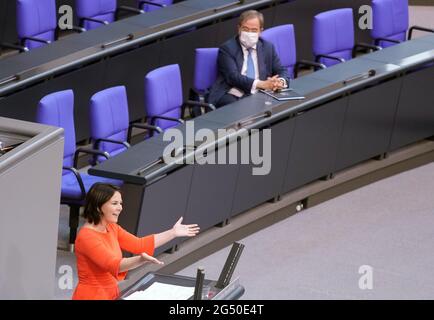 24 giugno 2021, Berlino: Annalena Baerbock, candidata alla cancelliera e leader federale di Bündnis 90/Die Grünen, parla ad Armin Laschet, candidato della CDU per il cancelliere, leader federale della CDU e ministro della Renania settentrionale-Vestfalia, alla sessione del Bundestag tedesco dopo la dichiarazione del governo sul prossimo vertice UE. Tra gli altri temi figurano il dibattito sulla commissione d'inchiesta Amri, le risoluzioni sull'estensione delle missioni delle forze armate tedesche in Kosovo e in Libano e i voti su numerose leggi, tra cui la protezione del clima e la protezione degli insetti. Foto: Kay Nietfeld/dpa Foto Stock