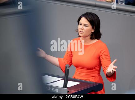 24 giugno 2021, Berlino: Annalena Baerbock, candidato alla cancelliera e presidente federale dell'Alleanza 90/Verdi (Bündnis 90/Die Grünen), interviene durante una sessione plenaria del Bundestag tedesco. Foto: Felix Schröder/dpa Foto Stock