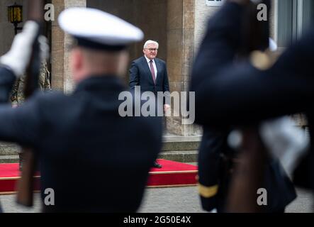 24 giugno 2021, Berlino: Il presidente federale Frank-Walter Steinmeier visita il comando dei compiti territoriali della Bundeswehr a Berlino, dove viene accolto con onori militari. Durante la pandemia di Corona, fino a 15,000 soldati hanno fornito contemporaneamente sostegno alle autorità e alle strutture civili, come gli uffici sanitari, le case di cura e le case per gli anziani, nonché nei centri di sperimentazione e vaccinazione. Il comando delle operazioni di soccorso si basa sul comando dei compiti territoriali della Bundeswehr a Berlino. Foto: Bernd von Jutrczenka/dpa Foto Stock