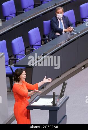 24 giugno 2021, Berlino: Annalena Baerbock, candidata alla cancelliera e leader federale di Bündnis 90/Die Grünen, parla ad Armin Laschet, candidato della CDU per il cancelliere, leader federale della CDU e ministro della Renania settentrionale-Vestfalia, alla sessione del Bundestag tedesco dopo la dichiarazione del governo sul prossimo vertice UE. Tra gli altri temi figurano il dibattito sulla commissione d'inchiesta Amri, le risoluzioni sull'estensione delle missioni delle forze armate tedesche in Kosovo e in Libano e i voti su numerose leggi, tra cui la protezione del clima e la protezione degli insetti. Foto: Kay Nietfeld/dpa Foto Stock