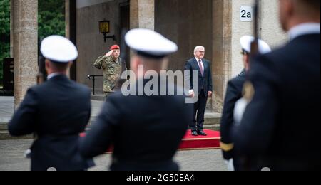 24 giugno 2021, Berlino: Il presidente federale Frank-Walter Steinmeier visita il comando dei compiti territoriali della Bundeswehr a Berlino, dove viene accolto con onori militari alla presenza del comandante, il generale maggiore Carsten Breuer (l). Durante la pandemia di Corona, fino a 15,000 soldati hanno fornito contemporaneamente sostegno alle autorità e alle strutture civili, come gli uffici sanitari, nelle case di riposo e di anziani o nei centri di sperimentazione o vaccinazione. Il comando delle operazioni di soccorso si basa sul comando dei compiti territoriali della Bundeswehr a Berlino. Foto: Bernd von Jutrczenka/dpa Foto Stock