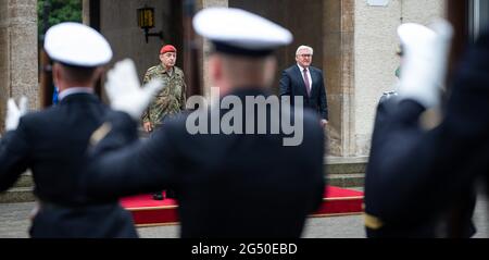 24 giugno 2021, Berlino: Il presidente federale Frank-Walter Steinmeier visita il comando dei compiti territoriali della Bundeswehr a Berlino, dove viene accolto con onori militari alla presenza del comandante, il generale maggiore Carsten Breuer (l). Durante la pandemia di Corona, fino a 15,000 soldati hanno fornito contemporaneamente sostegno alle autorità e alle strutture civili, come gli uffici sanitari, nelle case di riposo e di anziani o nei centri di sperimentazione o vaccinazione. Il comando delle operazioni di soccorso si basa sul comando dei compiti territoriali della Bundeswehr a Berlino. Foto: Bernd von Jutrczenka/dpa Foto Stock