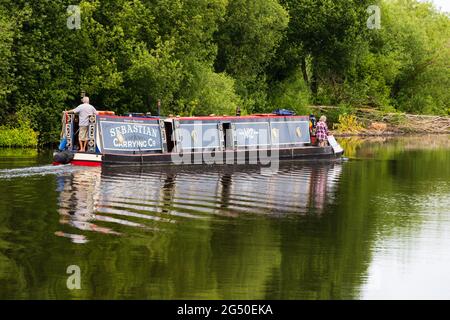 Una chiatta di canale contrassegnata come Sebastian trasporto Co crociere lungo il fiume Trent a Farndon, vicino Newark, Nottinghamshire, Inghilterra. Foto Stock