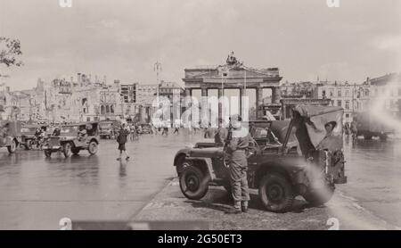 Foto d'epoca di Berlino occupata nel 1945. La fotografia mostra i militari vicino alla porta di Brandeburgo nella Berlino occupata dopo la fine della seconda guerra mondiale in Europa. Foto Stock