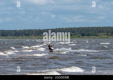 13 giugno 2021 - Malmo, Svezia: Un kite surfer pratica la sua abilità una ventosa giornata estiva Foto Stock