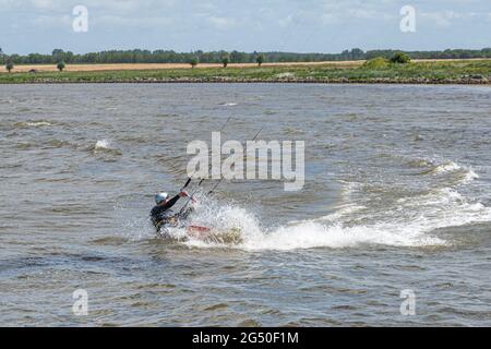 13 giugno 2021 - Malmo, Svezia: Un kite surfer pratica la sua abilità una ventosa giornata estiva Foto Stock