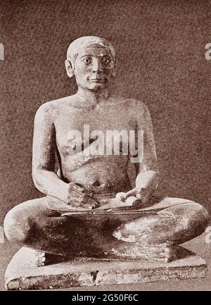 Antico Egitto. Vecchio regno. Statua calcarea di uno scriba del vecchio regno. 1912 illustrazione del libro Foto Stock