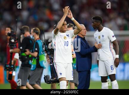 23 giugno 2021, Ungheria, Budapest: Calcio: Campionato europeo, Portogallo - Francia, turno preliminare, Gruppo F, giorno 3, Presso la Puskás Arena. Kylian Mbappe in Francia festeggia dopo la partita, mentre Didier Deschamps (2° da destra) parla con Paul Poggiba sullo sfondo. Foto: Robert Michael/dpa-Zentralbild/dpa - NOTA IMPORTANTE: In conformità con le norme del DFL Deutsche Fußball Liga e/o del DFB Deutscher Fußball-Bund, è vietato utilizzare o utilizzare fotografie scattate nello stadio e/o della partita sotto forma di sequenze di immagini e/o serie di foto di tipo video Foto Stock