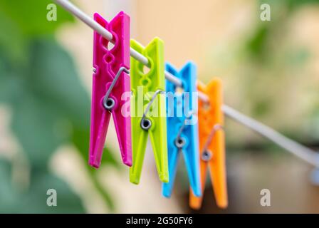 Abiti colorati appesi ad un filo Foto Stock