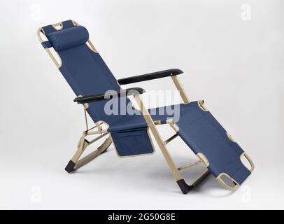 Sedia da spiaggia blu vuota isolata su sfondo bianco Foto Stock