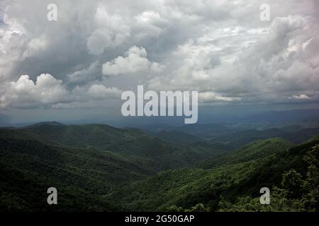 Nuvole sulla Carolina del Nord visto dalla Blue Ridge Parkway vicino Asheville. Foto Stock