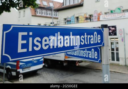 Lipsia, Germania. 24 Giugno 2021. Un veicolo di polizia è parcheggiato a Eisenbahnstraße. Mercoledì si è svolto un raid da parte dell'ufficio doganale principale. (A dpa 'RAID a Lipsia Est - sospetto di lavoro illecito') credito: Sebastian Willnow/dpa-Zentralbild/dpa/Alamy Live News Foto Stock