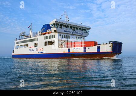 Il traghetto per auto e passeggeri di Wightlink St. Faith collega Fishbourne sull'Isola di Wight con Portsmouth sulla terraferma - Giugno 2021 Foto Stock