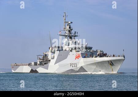 La Royal Navy River Class Offshore Patrol Vessel HMS Tamar (P233) nel suo dirompente schema di vernice abbagliante - Giugno 2021 Foto Stock