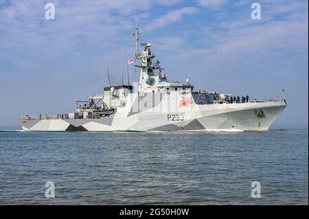 La Royal Navy River Class Offshore Patrol Vessel HMS Tamar (P233) nel suo dirompente schema di vernice abbagliante - Giugno 2021 Foto Stock