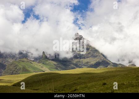 Le fitte nuvole si radunano intorno alle frastagliate cime di basalto dei Monti Drakensberg del Sud Africa Foto Stock