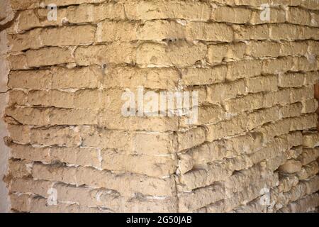 Edificio ad angolo costruito con mattoni di fango, stile tradizionale. Villaggio di Buimanco, provincia di Soria, Spagna. Foto Stock