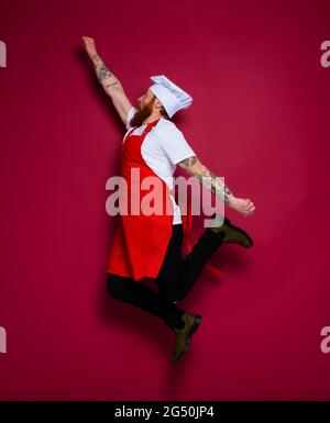 l'uomo chef salta e agisce come un super eroe Foto Stock