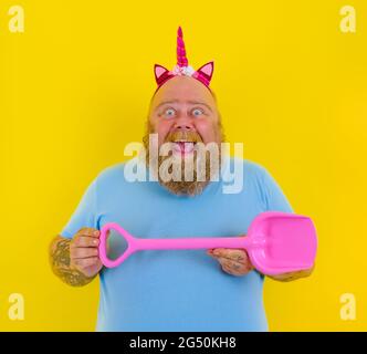 fat uomo con archetto gioco con paddle mare Foto Stock