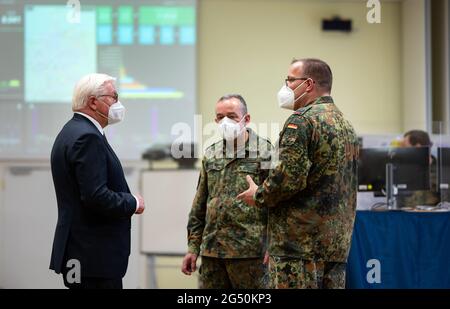 24 giugno 2021, Berlino: Il presidente federale Frank-Walter Steinmeier (l) visita il comando delle missioni territoriali della Bundeswehr a Berlino ed è informato dal comandante generale maggiore Carsten Breuer (m) sulle numerose missioni di assistenza. Durante la pandemia di Corona, fino a 15,000 soldati hanno fornito contemporaneamente sostegno alle autorità e alle strutture civili, come gli uffici sanitari, nelle case di riposo e di anziani o nei centri di sperimentazione o vaccinazione. Il comando delle operazioni di soccorso si basa sul comando dei compiti territoriali della Bundeswehr a Berlino. Foto: Bernd von Jutrczenka/dpa Foto Stock