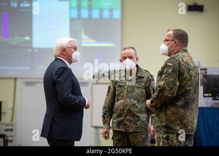 24 giugno 2021, Berlino: Il presidente federale Frank-Walter Steinmeier (l) visita il comando delle missioni territoriali della Bundeswehr a Berlino ed è informato dal comandante generale maggiore Carsten Breuer (m) sulle numerose missioni di assistenza. Durante la pandemia di Corona, fino a 15,000 soldati hanno fornito contemporaneamente sostegno alle autorità e alle strutture civili, come gli uffici sanitari, nelle case di riposo e di anziani o nei centri di sperimentazione o vaccinazione. Il comando delle operazioni di soccorso si basa sul comando dei compiti territoriali della Bundeswehr a Berlino. Foto: Bernd von Jutrczenka/dpa Foto Stock