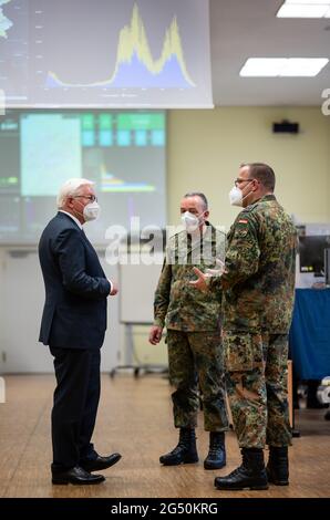 24 giugno 2021, Berlino: Il presidente federale Frank-Walter Steinmeier (l) visita il comando delle missioni territoriali della Bundeswehr a Berlino ed è informato dal comandante generale maggiore Carsten Breuer (m) sulle numerose missioni di assistenza. Durante la pandemia di Corona, fino a 15,000 soldati hanno fornito contemporaneamente sostegno alle autorità e alle strutture civili, come gli uffici sanitari, nelle case di riposo e di anziani o nei centri di sperimentazione o vaccinazione. Il comando delle operazioni di soccorso si basa sul comando dei compiti territoriali della Bundeswehr a Berlino. Foto: Bernd von Jutrczenka/dpa Foto Stock