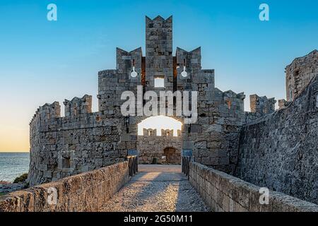 San Paolo gate è uno di più le porte della città sulla parete di Rodi città vecchia in Grecia. Foto Stock