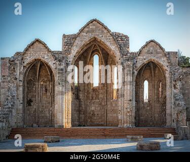 Le rovine dell'antica chiesa gotica si trovano all'interno delle mura della città vecchia di Rodi. Foto Stock