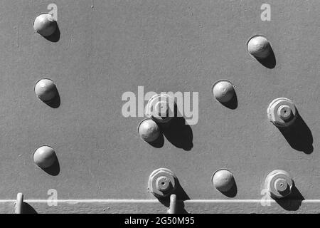 Piastra metallica grigia industriale con rivetti e bulloni, fototessura di sfondo Foto Stock