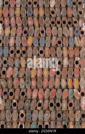 Riutilizzo di metalli Obsolet. Pila di travi metalliche obsolete per il riutilizzo nell'industria edile. Magazzino di rottami metallici per il riciclaggio. Foto Stock