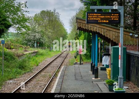 Treno con partenza dalla stazione di Llangynllo nel cuore della linea del Galles, Llangynllo, Powys, Galles. Foto Stock