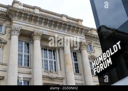 24 giugno 2021, Berlino: La mostra di Berlino al Forum Humboldt "Berlin Global" sarà presentata in occasione di un evento stampa. La sua apertura è il 20 luglio 2021. 4000 mq di spazio espositivo saranno dedicati a sette temi: rivoluzione, spazio libero, frontiere, piacere, guerra, Moda e interconnessione tra Berlino e il mondo. Foto: Jens Kalaene/dpa-Zentralbild/dpa Foto Stock