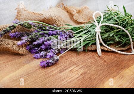 tavolo rustico con mazzo di galleggianti di lavanda freschi Foto Stock