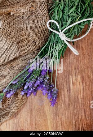 tavolo rustico con mazzo di galleggianti di lavanda freschi Foto Stock