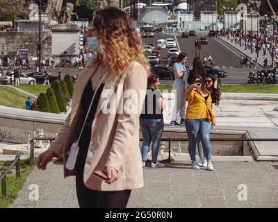 Parigi, Francia, maggio 2021. I turisti scattano foto di se stessi di fronte alla Torre Eiffel di Parigi Foto Stock