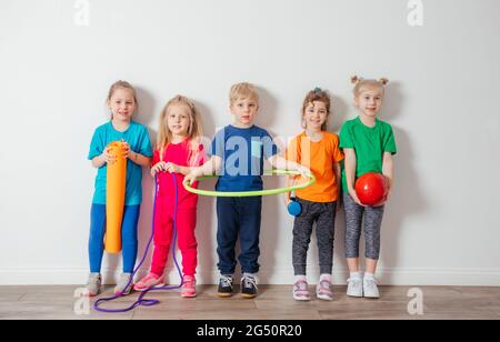 I bambini adorano fare attività fisiche in preschool Foto Stock